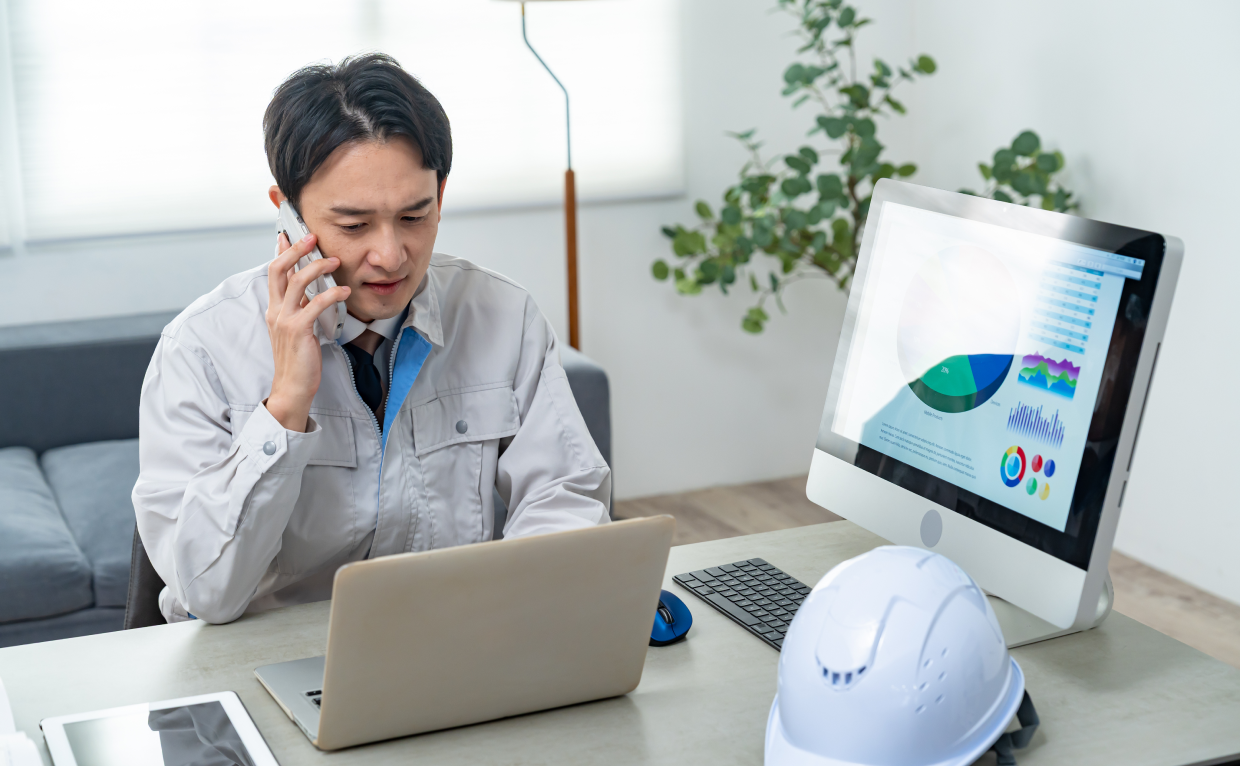 突発故障の連絡を受けて応対する様子