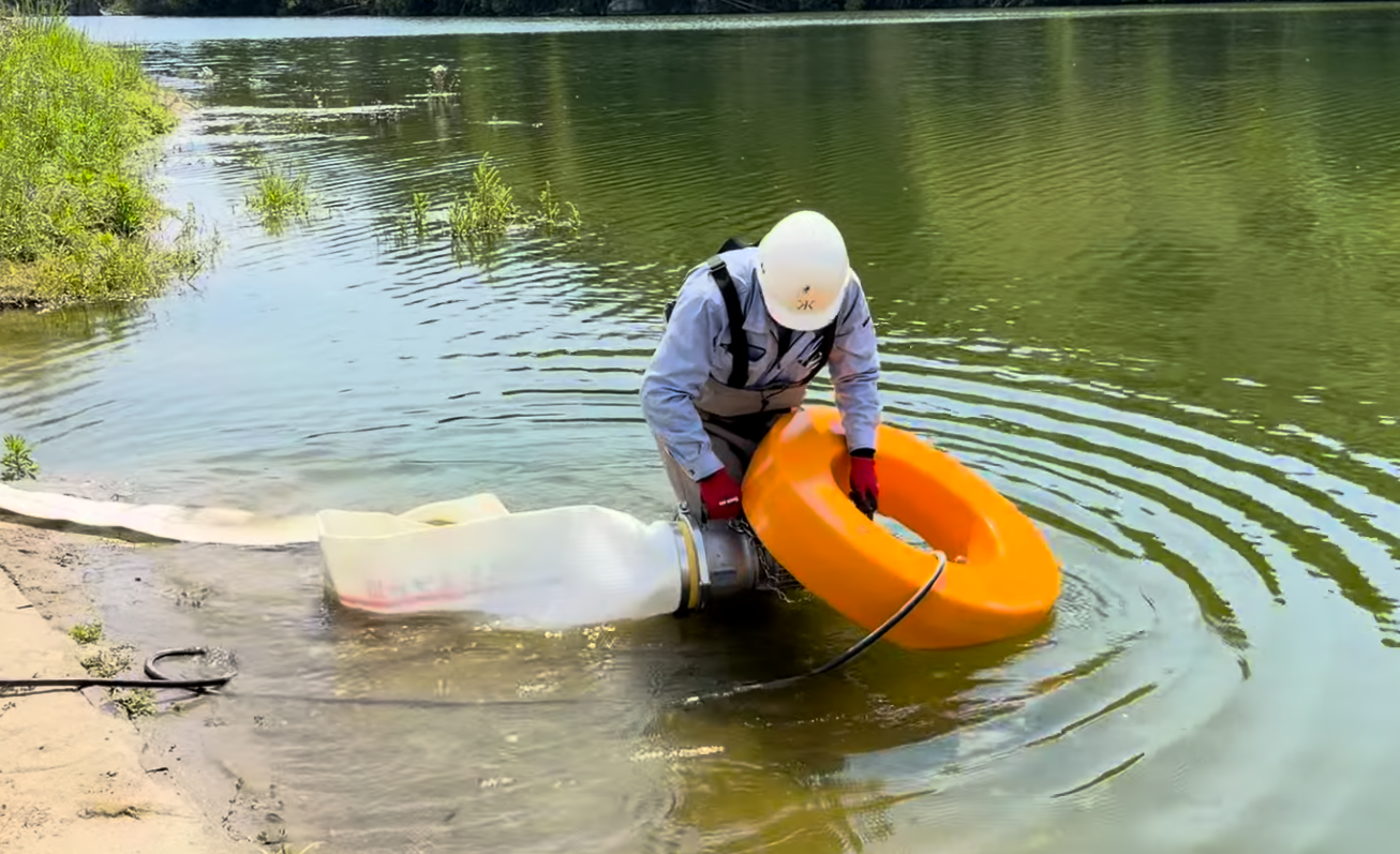 河川に排水ポンプを設置する様子の写真