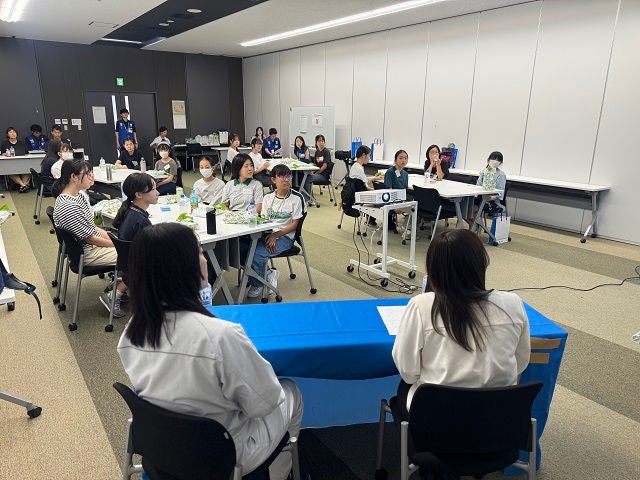 集合写真先輩社員とディスカッションタイム