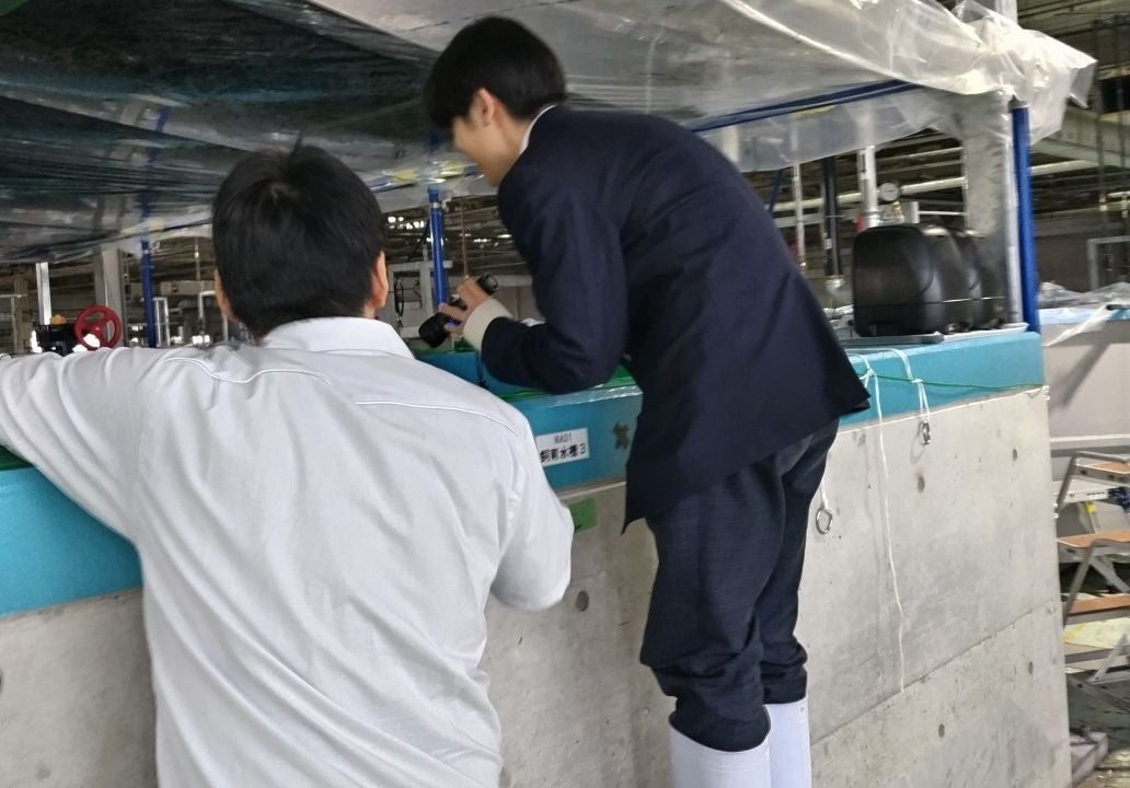 陸上養殖施設を見学する様子