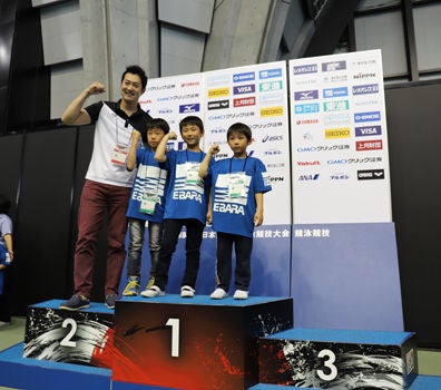 Commemorative photo taken at the podium